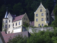 Das Foto basiert auf dem Bild "Schloss in Weißenstein" aus dem zentralen Medienarchiv Wikimedia Commons und steht unter der GNU-Lizenz für freie Dokumentation. Der Urheber des Bildes ist Ssch.