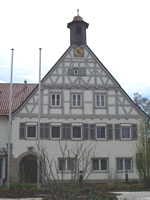 Das Foto basiert auf dem Bild "Uhinger Rathaus" aus der freien Enzyklopädie Wikipedia und steht unter der GNU-Lizenz für freie Dokumentation. Der Urheber des Bildes ist Christof Essig.