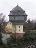 Das Foto basiert auf dem Bild "Wasserturm im Jugendstil" aus dem zentralen Medienarchiv Wikimedia Commons und steht unter der GNU-Lizenz für freie Dokumentation. Der Urheber des Bildes ist Klaus Hummel.