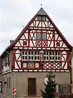 Das Foto basiert auf dem Bild "Historisches Rathaus von Büttelborn in der Mainzer Straße, erbaut im Jahre 1582" aus dem zentralen Medienarchiv Wikimedia Commons und ist unter der Creative Commons-Lizenz Namensnennung 3.0 Unported lizenziert. Der Urheber des Bildes ist Alexander Klink.
