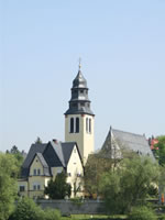 Das Foto basiert auf dem Bild "Das Alte Rathaus im Zentrum der Stadt" aus dem zentralen Medienarchiv Wikimedia Commons und steht unter der GNU-Lizenz für freie Dokumentation. Der Urheber des Bildes ist Armin Kübelbeck.