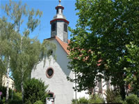 Das Foto basiert auf dem Bild "die evangelische Kirche in Mörfelden" aus dem zentralen Medienarchiv Wikimedia Commons und steht unter der GNU-Lizenz für freie Dokumentation. Der Urheber des Bildes ist Thomas Pusch.