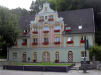 Das Foto basiert auf dem Bild "Rathaus von Königsbronn" aus dem zentralen Medienarchiv Wikimedia Commons und steht unter der GNU-Lizenz für freie Dokumentation. Der Urheber des Bildes ist Ssch.