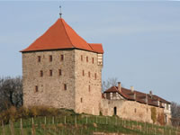 Das Foto basiert auf dem Bild "Burg Wildeck in Abstatt" aus dem zentralen Medienarchiv Wikimedia Commons steht unter der GNU-Lizenz für freie Dokumentation. Der Urheber des Bildes ist Rosenzweig.
