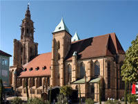 Das Foto basiert auf dem Bild "Kilianskirche, vom Kiliansplatz aus gesehen" aus dem zentralen Medienarchiv Wikimedia Commons und steht unter der GNU-Lizenz für freie Dokumentation. Der Urheber des Bildes ist Kjunix.