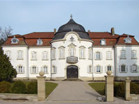 Das Foto basiert auf dem Bild "Weißes Schloss in Jagsthausen"aus dem zentralen Medienarchiv Wikimedia Commons und der Creative Commons "Namensnennung-Weitergabe unter gleichen Bedingungen 3.0 Unported"-Lizenz veröffentlicht. Der Urheber des Bildes ist Peter Schmelzle.