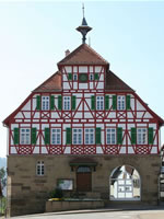 Das Foto basiert auf dem Bild "Rathaus" aus dem zentralen Medienarchiv Wikimedia Commons und steht unter der GNU-Lizenz für freie Dokumentation. Der Urheber des Bildes ist Rosenzweig.