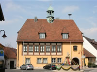 Das Foto basiert auf dem Bild "Rathaus mit Marktbrunnen" aus dem zentralen Medienarchiv Wikimedia Commons und steht unter der GNU-Lizenz für freie Dokumentation. Der Urheber des Bildes ist Rosenzweig.