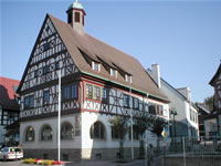 Das Foto basiert auf dem Bild "Rathaus in Oedheim" aus dem zentralen Medienarchiv Wikimedia Commons und steht unter der GNU-Lizenz für freie Dokumentation. Der Urheber des Bildes ist p.schmelzle.