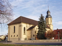 Das Foto basiert auf dem Bild "Katholische Kirche St. Alban in Offenau" aus dem zentralen Medienarchiv Wikimedia Commons und steht unter der GNU-Lizenz für freie Dokumentation. Der Urheber des Bildes ist p.schmelzle.