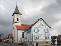 Das Foto basiert auf dem Bild "Kath. Kirche in Siegelsbach"aus dem zentralen Medienarchiv Wikimedia Commons und ist lizenziert unter der Creative Commons-Lizenz Attribution ShareAlike 2.5. Der Urheber des Bildes ist p.schmelzle.
