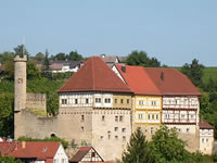 Das Foto basiert auf dem Bild "Obere Burg Talheim" aus dem zentralen Medienarchiv Wikimedia Commons und steht unter der GNU-Lizenz für freie Dokumentation. Der Urheber des Bildes ist SteMicha.