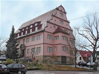 Das Foto basiert auf dem Bild "Schloss Zaberfeld" aus dem zentralen Medienarchiv Wikimedia Commons und steht unter der GNU-Lizenz für freie Dokumentation. Der Urheber des Bildes ist peter schmelzle.