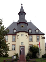 Das Bild basiert auf dem Bild: "Die Hugenottenkirche" aus dem zentralen Medienarchiv Wikimedia Commons und steht unter der GNU-Lizenz für freie Dokumentation. Der Urheber des Bildes ist Volker Thies.