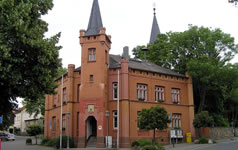Das Bild basiert auf dem Bild: "Rotes Rathaus Wehrheim" aus dem zentralen Medienarchiv Wikimedia Commons. Diese Bild- oder Mediendatei wurde von mir, ihrem Urheber, zur uneingeschränkten Nutzung freigegeben. Diese Datei ist damit gemeinfrei („public domain“). Dies gilt weltweit. Der Urheber des Bildes ist Karsten Ratzke.