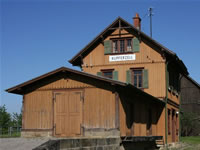 Das Foto basiert auf dem Bild "Der alte Kupferzeller Bahnhof in Wackershofen" aus dem zentralen Medienarchiv Wikimedia Commons und steht unter der GNU-Lizenz für freie Dokumentation. Der Urheber des Bildes ist Rosenzweig.
