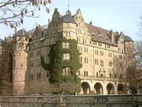 Das Foto basiert auf dem Bild "Schloss Neuenstein, Südfassade im Winter" aus dem zentralen Medienarchiv Wikimedia Commons. Diese Bild- oder Mediendatei wurde von mir, ihrem Urheber, zur uneingeschränkten Nutzung freigegeben. Diese Datei ist damit gemeinfrei („public domain“). Dies gilt weltweit. Der Urheber des Bildes ist Xocolatl.