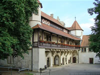 Das Foto basiert auf dem Bild "Innenhof des Graf-Eberstein-Schlosses" aus der freien Enzyklopädie Wikipedia und wurde unter den Bedingungen der Creative Commons "Namensnennung-Weitergabe unter gleichen Bedingungen 3.0 Unported"-Lizenz veröffentlicht. Der Urheber des Bildes ist Peter Schmelzle.