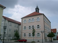 Das Foto basiert auf dem Bild "Das Rathaus von Kronau" aus aus dem zentralen Medienarchiv Wikimedia Commons und steht unter der GNU-Lizenz für freie Dokumentation. Der Urheber des Bildes ist Rudolf Stricker.