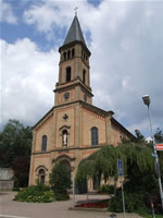 Das Foto basiert auf dem Bild "St. Laurentius, Rheinhausen" aus dem zentralen Medienarchiv Wikimedia Commons und steht unter der GNU-Lizenz für freie Dokumentation. Der Urheber des Bildes ist Claus Ableiter.