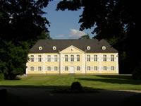 Das Foto basiert auf dem Bild "Schloss Stutensee" aus dem zentralen Medienarchiv Wikimedia Commons und steht unter der GNU-Lizenz für freie Dokumentation. Der Urheber des Bildes ist Silke Geisert.