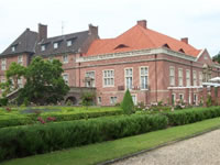 Das Foto basiert auf dem Bild "Schloss Kalbeck (2004)'" aus dem zentralen Medienarchiv Wikimedia Commons und ist lizenziert unter der Creative-Commons-Lizenz Namensnennung-Weitergabe unter gleichen Bedingungen 2.0 Deutschland. Der Urheber des Bildes ist Khalid Rashid.