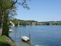 Das Foto basiert auf dem Bild "Blick auf Büsingen am Hochrhein" aus dem zentralen Medienarchiv Wikimedia Commons. Diese Bilddatei wurde von ihrem Urheber zur uneingeschränkten Nutzung freigegeben. Diese Datei ist damit gemeinfrei („public domain“). Dies gilt weltweit. Der Urheber des Bildes ist Prekario.