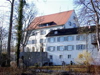 Das Foto basiert auf dem Bild "Schloss Gaienhofen mit Internat" aus dem zentralen Medienarchiv Wikimedia Commons. Diese Bilddatei wurde von ihrem Urheber zur uneingeschränkten Nutzung freigegeben. Diese Datei ist damit gemeinfrei („public domain“). Dies gilt weltweit. Der Urheber des Bildes ist Fabian Grunder Tilda.
