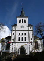 Das Foto basiert auf dem Bild "Niederbrechen: Portal der Pfarrkirche St. Maximin" aus dem zentralen Medienarchiv Wikimedia Commons und steht unter der GNU-Lizenz für freie Dokumentation. Der Urheber des Bildes ist Volker Thies.