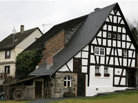 Das Foto basiert auf dem Bild "Dorfmuseum in Thalheim" aus dem zentralen Medienarchiv Wikimedia Commons und steht unter der GNU-Lizenz für freie Dokumentation. Der Urheber des Bildes ist Volker Thies.