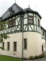 Das Foto basiert auf dem Bild "Rathaus der Gemeinde Elbtal in Dorchheim" aus dem zentralen Medienarchiv Wikimedia Commons und steht unter der GNU-Lizenz für freie Dokumentation. Der Urheber des Bildes ist Volker Thies.
