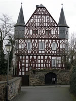 Das Foto basiert auf dem Bild "Steinsches Haus in Kirberg" aus dem zentralen Medienarchiv Wikimedia Commons und steht unter der GNU-Lizenz für freie Dokumentation. Der Urheber des Bildes ist Volker Thies.