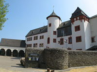 Das Foto basiert auf dem Bild "Mengerskirchen Schloss" aus dem zentralen Medienarchiv Wikimedia Commons. Diese Datei ist unter der Creative Commons-Lizenz Namensnennung-Weitergabe unter gleichen Bedingungen 3.0 Unported lizenziert. Der Urheber des Bildes ist Oliver Abels.