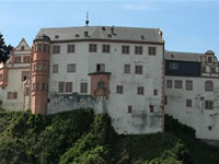 Das Foto basiert auf dem Bild "Das Schloss prägt das Stadtbild von Weilburg" aus dem zentralen Medienarchiv Wikimedia Commons und steht unter der GNU-Lizenz für freie Dokumentation. Der Urheber des Bildes ist Oliver Abels.