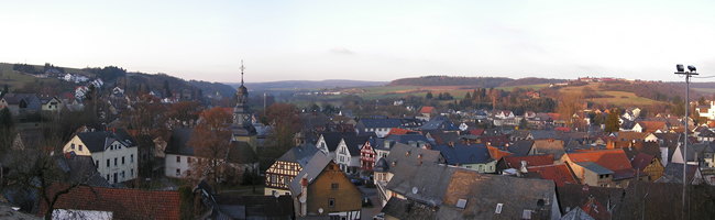 Das Foto basiert auf dem Bild "Das Schloss prägt das Stadtbild von Weilburg" aus dem zentralen Medienarchiv Wikimedia Commons. Diese Datei ist unter der Creative Commons-Lizenz Namensnennung-Weitergabe unter gleichen Bedingungen 3.0 Deutschland lizenziert. Der Urheber des Bildes ist MdE (de). 