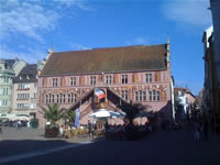 Das Foto basiert auf dem Bild "Altes Rathaus aus dem 16. Jahrhundert (Hôtel de Ville)" aus dem zentralen Medienarchiv Wikimedia Commons. Diese Datei wurde unter den Bedingungen der „Creative Commons Namensnennung-Weitergabe unter gleichen Bedingungen“-Lizenz, in den Versionen 1.0, 2.0, 2.5 und 3.0 veröffentlicht. Der Urheber des Bildes ist Silésie19.