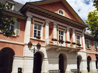 Das Foto basiert auf dem Bild "Schopfheimer Rathaus im Weinbrenner-Stil" aus der freien Enzyklopädie Wikipedia und steht unter der GNU-Lizenz für freie Dokumentation. Der Urheber des Bildes ist Siddhartha Finner.