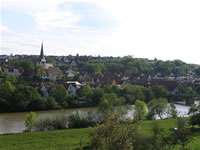 Das Foto basiert auf dem Bild "Benningen am Neckar" aus dem zentralen Medienarchiv Wikimedia Commons und steht unter der GNU-Lizenz für freie Dokumentation. Der Urheber des Bildes ist Mussklprozz.