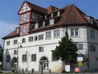 Das Foto basiert auf dem Bild "Rathaus Eberdingen" aus der freien Enzyklopädie Wikipedia. Der Urheberrechtsinhaber dieser Datei hat ein unbeschränktes Nutzungsrecht ohne jegliche Bedingungen für jedermann eingeräumt. Dieses Nutzungsrecht gilt unabhängig von Ort und Zeit und ist unwiderruflich. Der Urheber des Bildes ist WernMannsd.