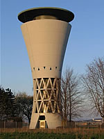 Das Foto basiert auf dem Bild "Wasserturm auf dem Langen Feld" aus der freien Enzyklopädie Wikipedia und steht unter der GNU-Lizenz für freie Dokumentation. Der Urheber des Bildes ist Mussklprozz.