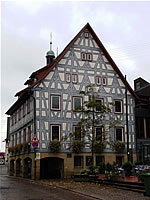 Das Foto basiert auf dem Bild "Rathaus" aus dem zentralen Medienarchiv Wikimedia Commons und ist unter der Creative Commons-Lizenz Namensnennung-Weitergabe unter gleichen Bedingungen 3.0 Unported lizenziert. Der Urheber des Bildes ist Bochen.
