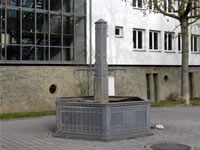 Das Foto basiert auf dem Bild "Dorfbrunnen am Bürgerhaus" aus dem zentralen Medienarchiv Wikimedia Commons und steht unter der GNU-Lizenz für freie Dokumentation. Der Urheber des Bildes ist Ssch.