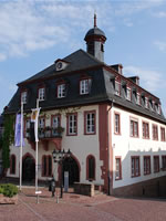 Das Foto basiert auf dem Bild "Rathaus Gelnhausen" aus dem zentralen Medienarchiv Wikimedia Commons und steht unter der GNU-Lizenz für freie Dokumentation. Der Urheber des Bildes ist Wladyslaw Sojka.