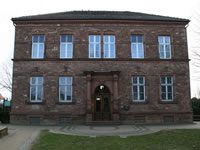 Das Foto basiert auf dem Bild "Museum Großkrotzenburg, Außenansicht" aus dem zentralen Medienarchiv Wikimedia Commons und steht unter der GNU-Lizenz für freie Dokumentation. Der Urheber des Bildes ist Haselburg-müller.