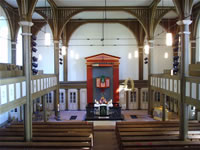 Das Foto basiert auf dem Bild "Das Innere der ev. Bergkirche von Niedergründau: 1838 bis 1840 im neoklassizistischen Stil erbaut, 1950 renoviert" aus dem zentralen Medienarchiv Wikimedia Commons und steht unter der GNU-Lizenz für freie Dokumentation. Der Urheber des Bildes ist Gerbil.