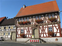 Das Foto basiert auf dem Bild "Rathaus in Marköbel" aus dem zentralen Medienarchiv Wikimedia Commons und steht unter der GNU-Lizenz für freie Dokumentation. Der Urheber des Bildes ist Gabriele Delhey.