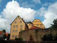 Das Foto basiert auf dem Bild "Die Wasserburg von Burgjoß datiert aus dem Jahre 1572" aus dem zentralen Medienarchiv Wikimedia Commons und steht unter der GNU-Lizenz für freie Dokumentation. Der Urheber des Bildes ist Peng.