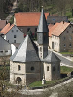 Das Foto basiert auf dem Bild "Die St.-Achatius-Kapelle in Grünsfeldhausen" aus dem zentralen Medienarchiv Wikimedia Commons und steht unter der GNU-Lizenz für freie Dokumentation. Der Urheber des Bildes ist Bernd Haynold.