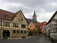 Das Foto basiert auf dem Bild "Rathaus und Kirche der Gemeinde Igersheim" aus dem zentralen Medienarchiv Wikimedia Commons und steht unter der GNU-Lizenz für freie Dokumentation. Der Urheber des Bildes ist Schorle.