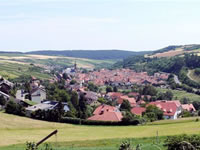 Das Foto basiert auf dem Bild "Blick auf Königheim" aus dem zentralen Medienarchiv Wikimedia Commons und steht unter der GNU-Lizenz für freie Dokumentation. Der Urheber des Bildes ist Bernd Haynold.